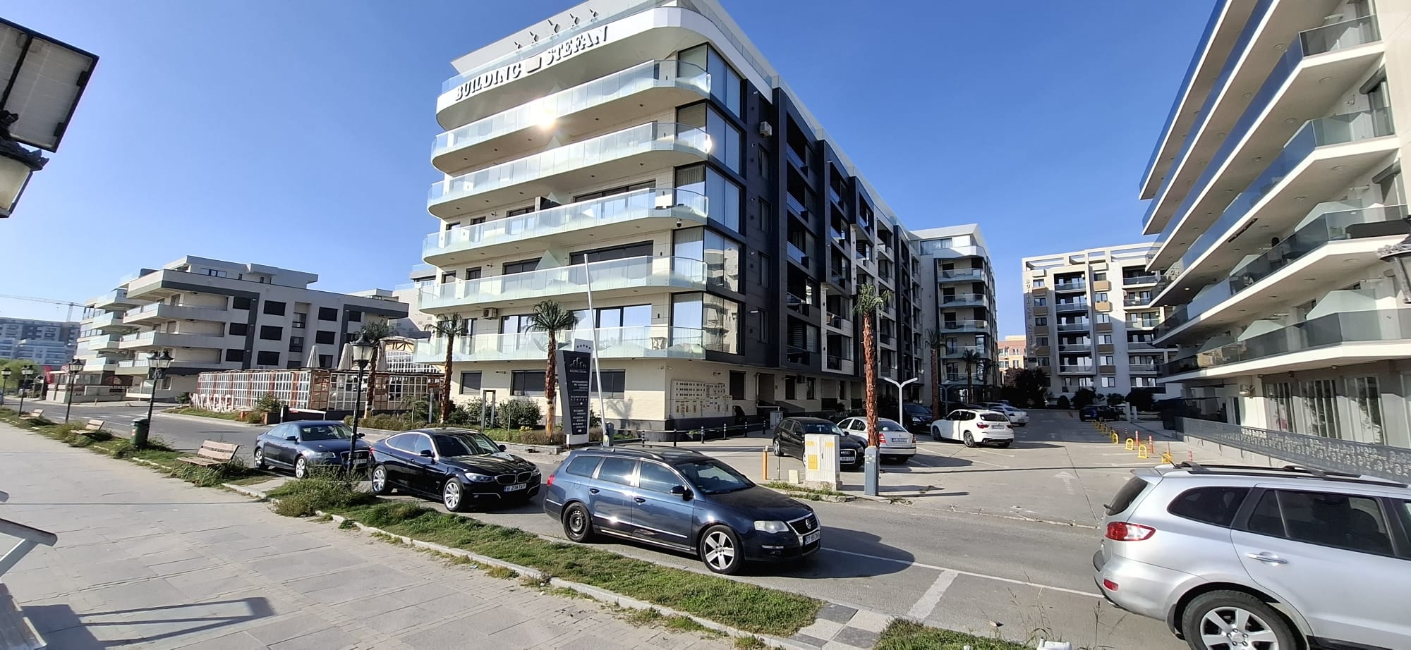 Exterior Est – garsonieră cu centrală proprie, renovată - foto 2