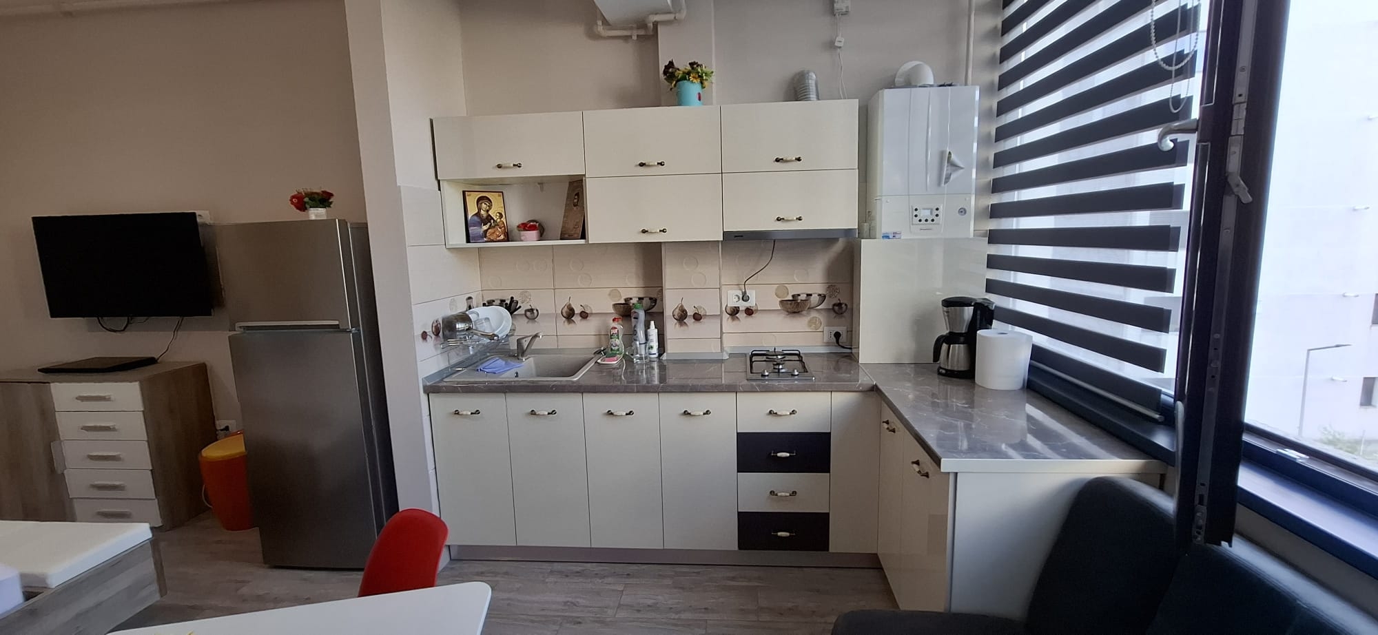 Exterior Est – garsonieră cu centrală proprie, renovată - foto 4