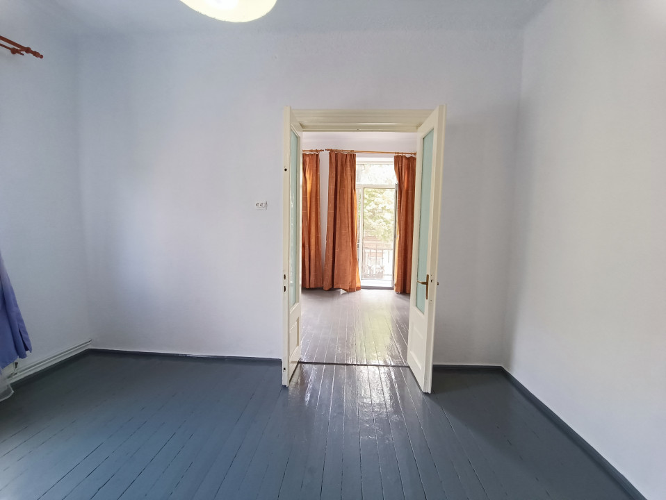 CENTRU SALA SPORTURILOR(COD03)- Casa interbelica si curte generoasa ! - foto 3