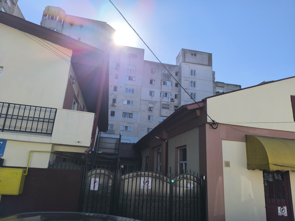 TOMIS 2 EMAG -Spatiu comercial mic si cochet ! - foto 2