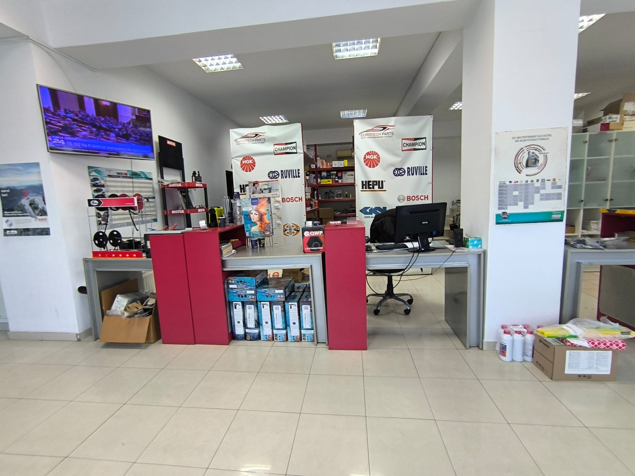 CENTRU ATELIERELOR -Spatiu comercial cu suprafata vitrata mare - foto 10