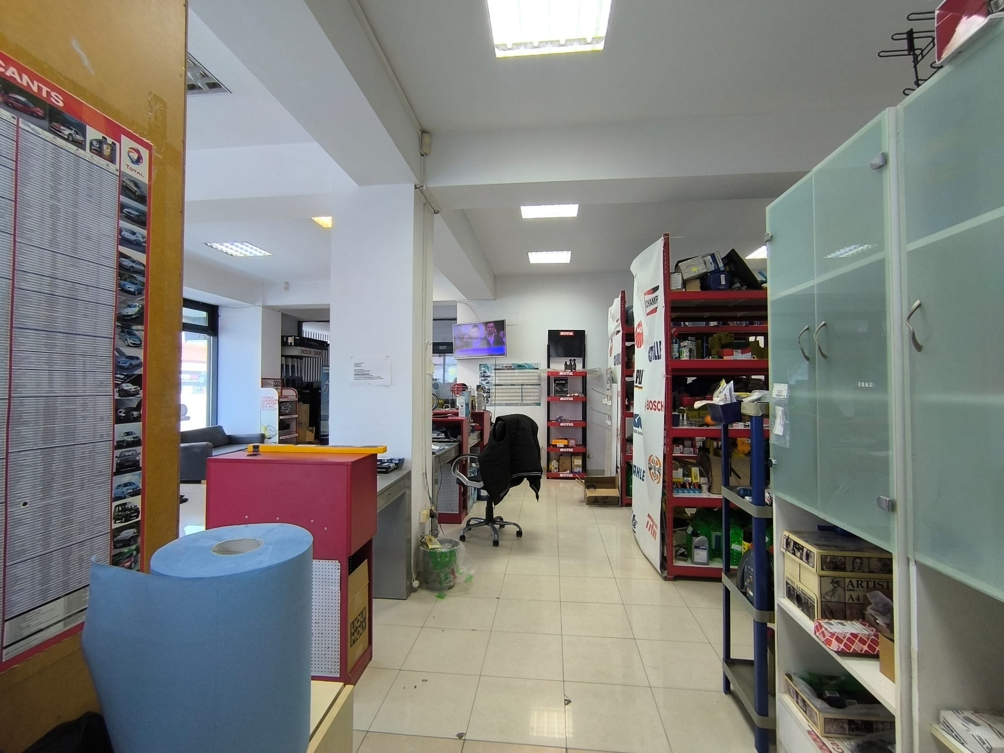 CENTRU ATELIERELOR -Spatiu comercial cu suprafata vitrata mare - foto 12
