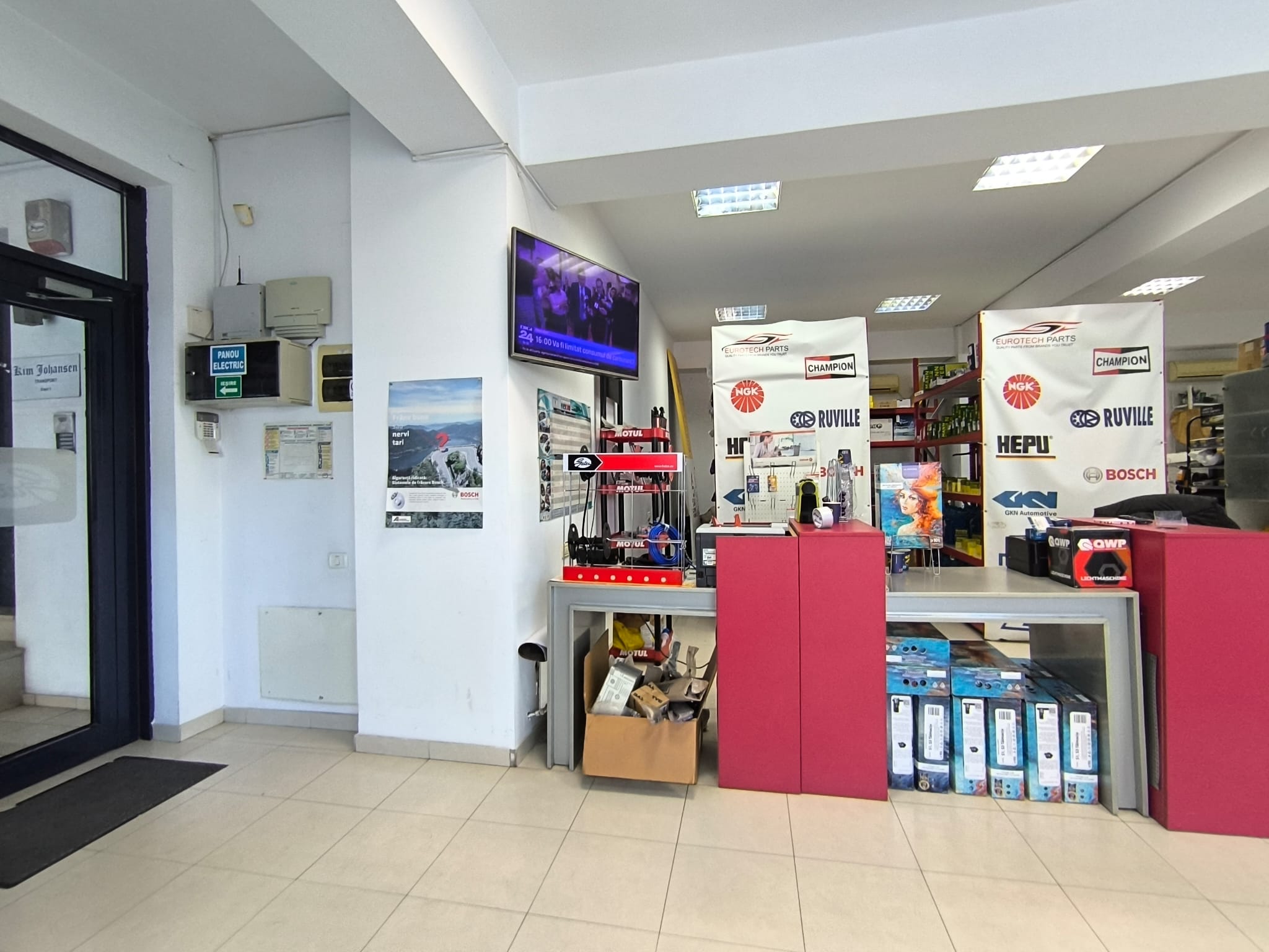 CENTRU ATELIERELOR -Spatiu comercial cu suprafata vitrata mare - foto 13