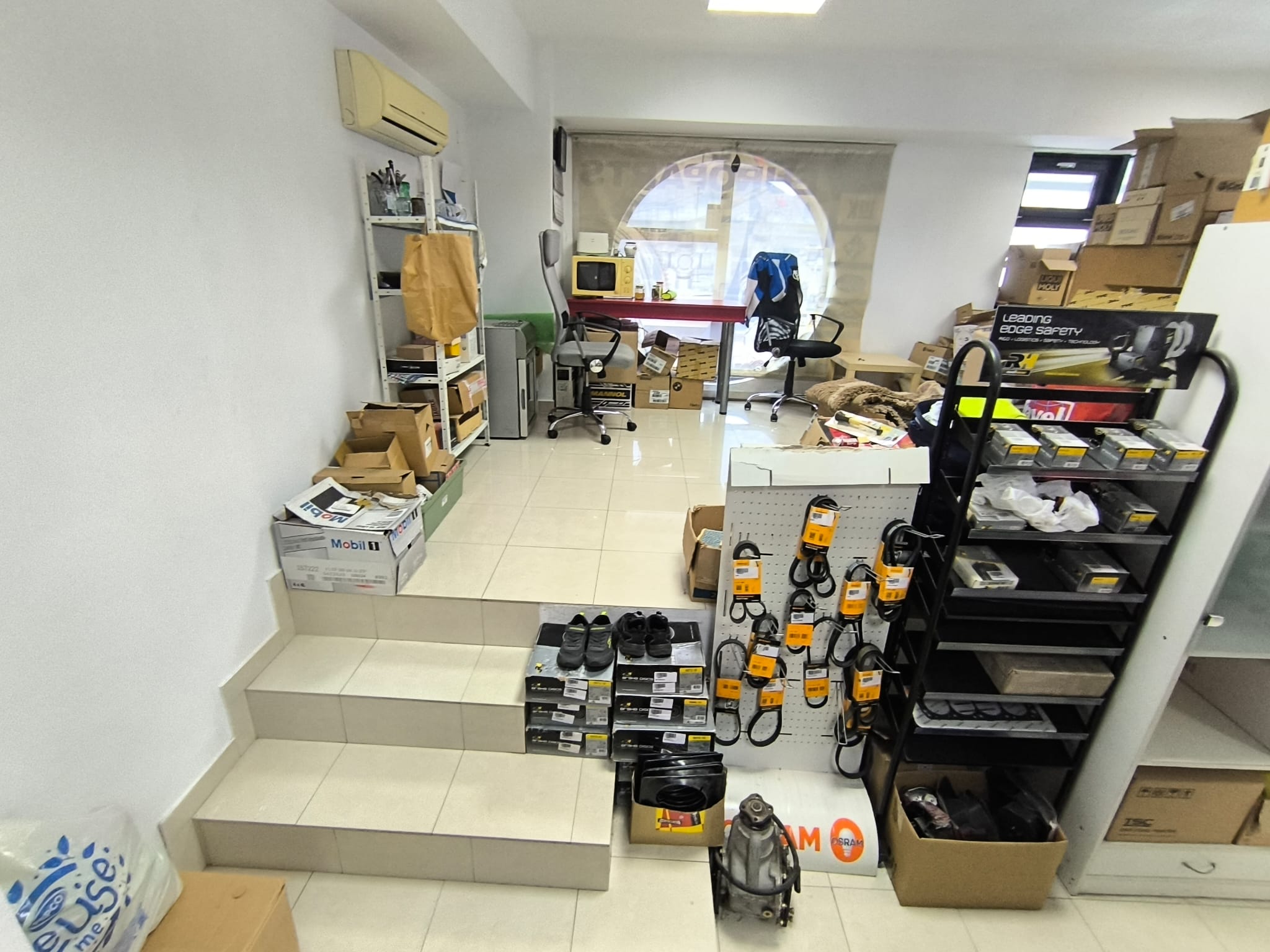 CENTRU ATELIERELOR -Spatiu comercial cu suprafata vitrata mare - foto 14