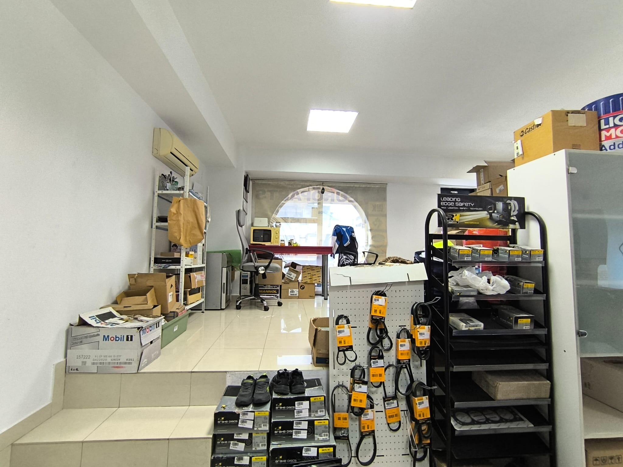 CENTRU ATELIERELOR -Spatiu comercial cu suprafata vitrata mare - foto 15