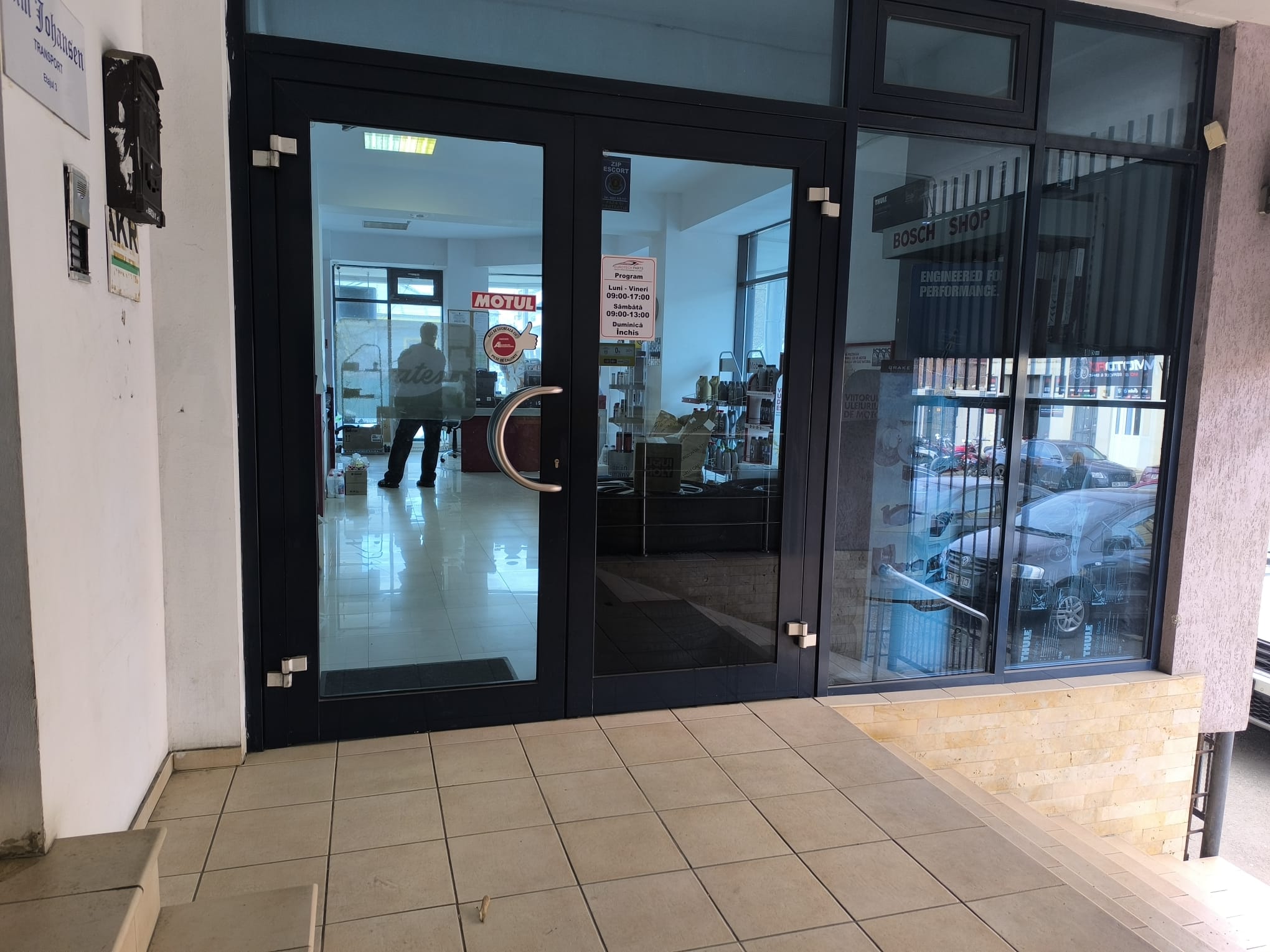 CENTRU ATELIERELOR -Spatiu comercial cu suprafata vitrata mare - foto 17
