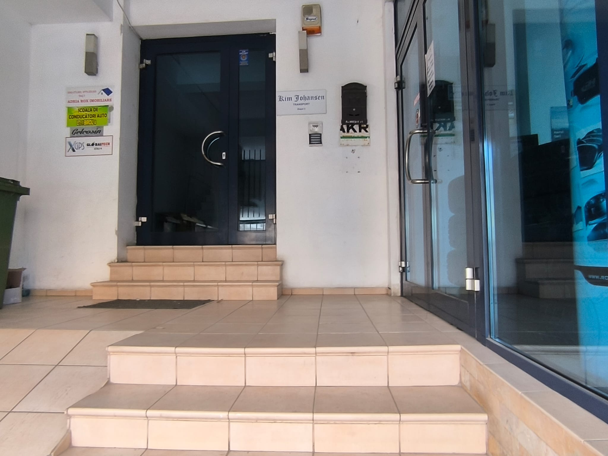 CENTRU ATELIERELOR -Spatiu comercial cu suprafata vitrata mare - foto 20