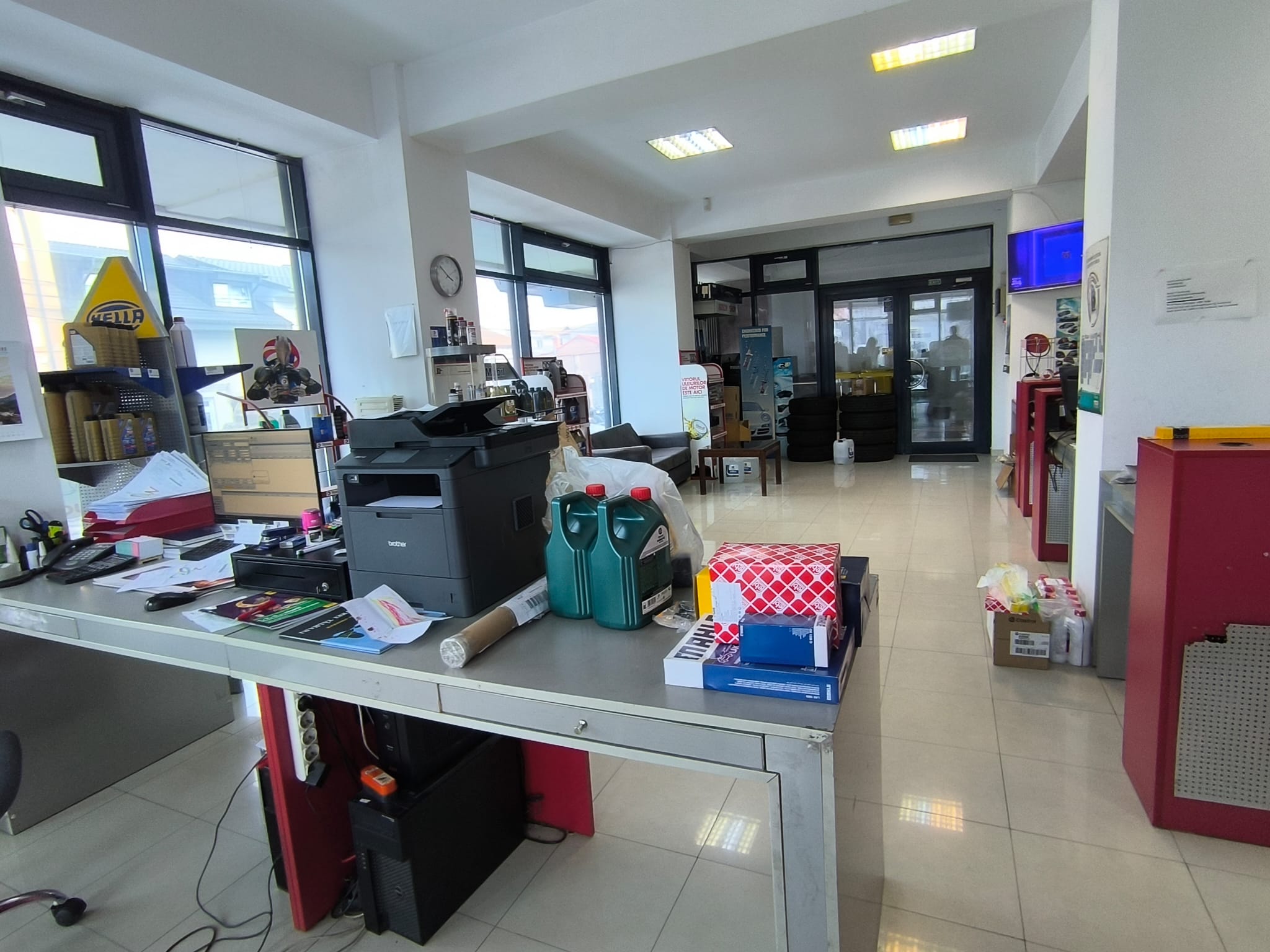 CENTRU ATELIERELOR -Spatiu comercial cu suprafata vitrata mare - foto 5