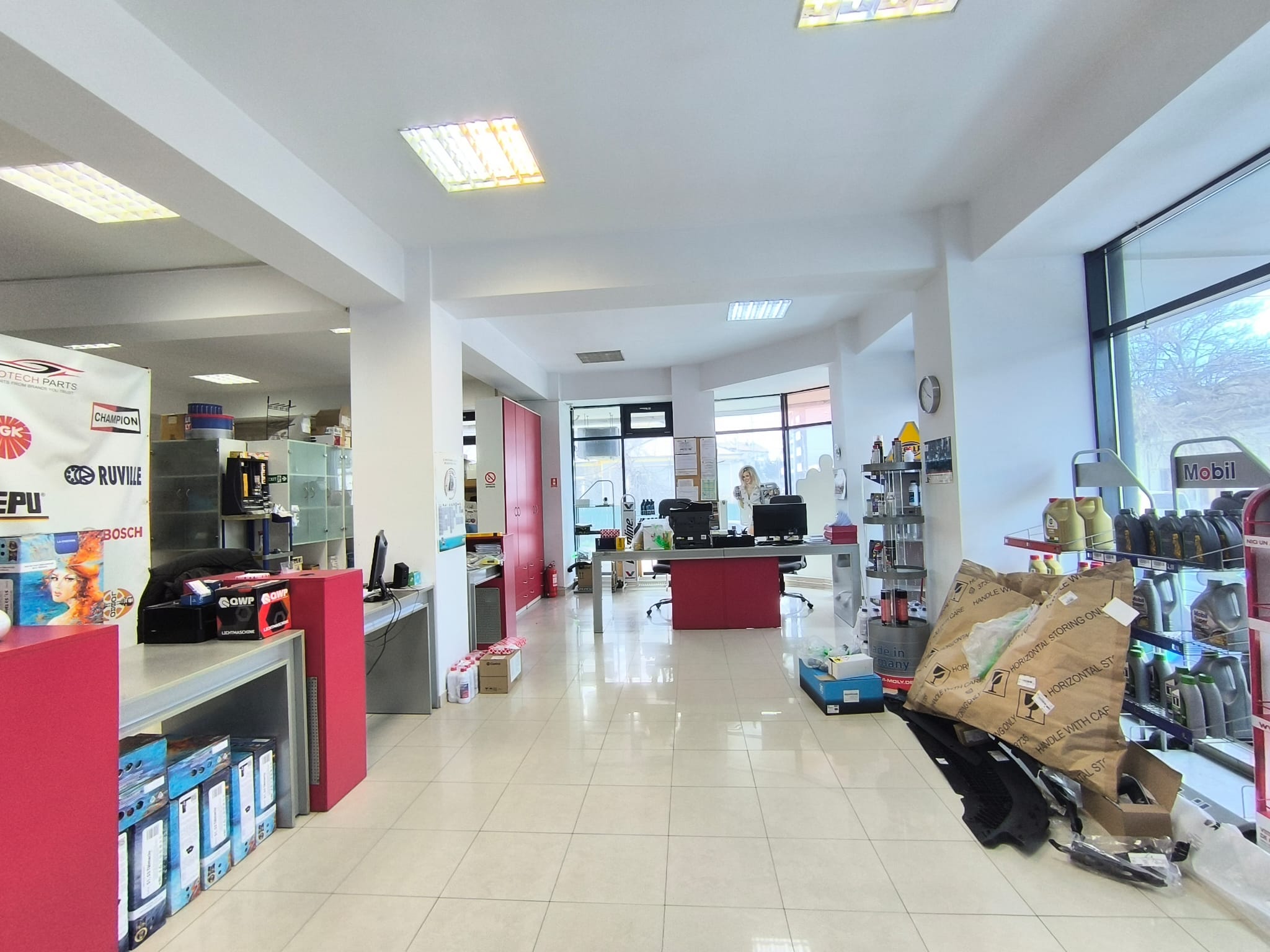 CENTRU ATELIERELOR -Spatiu comercial cu suprafata vitrata mare - foto 6