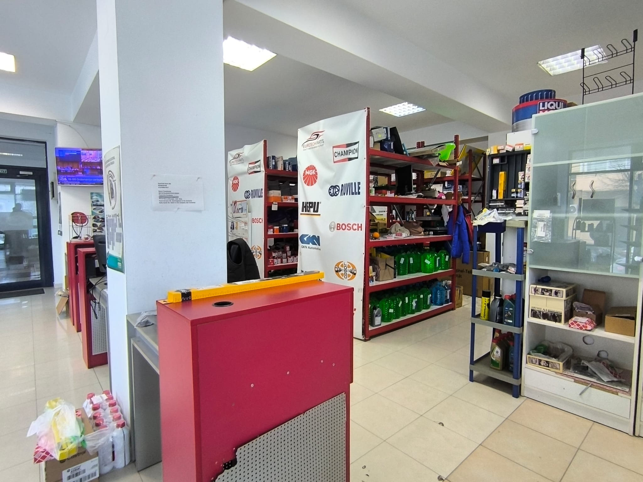 CENTRU ATELIERELOR -Spatiu comercial cu suprafata vitrata mare - foto 7
