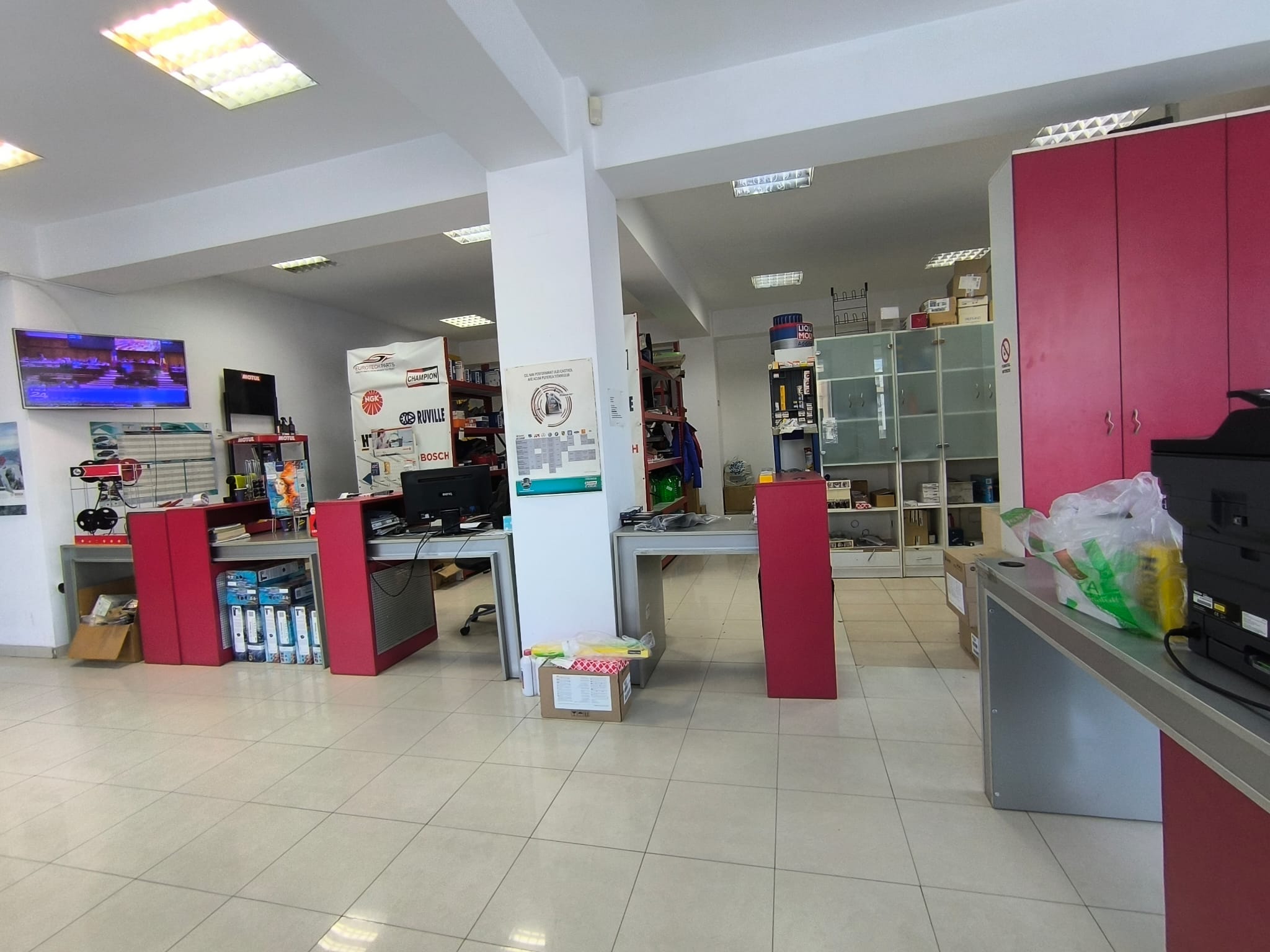CENTRU ATELIERELOR -Spatiu comercial cu suprafata vitrata mare - foto 8