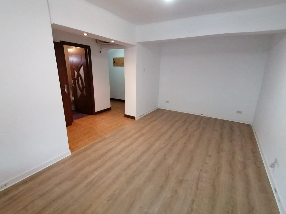 CENTRU - Birou pe Bdul Mamaia-Capitol