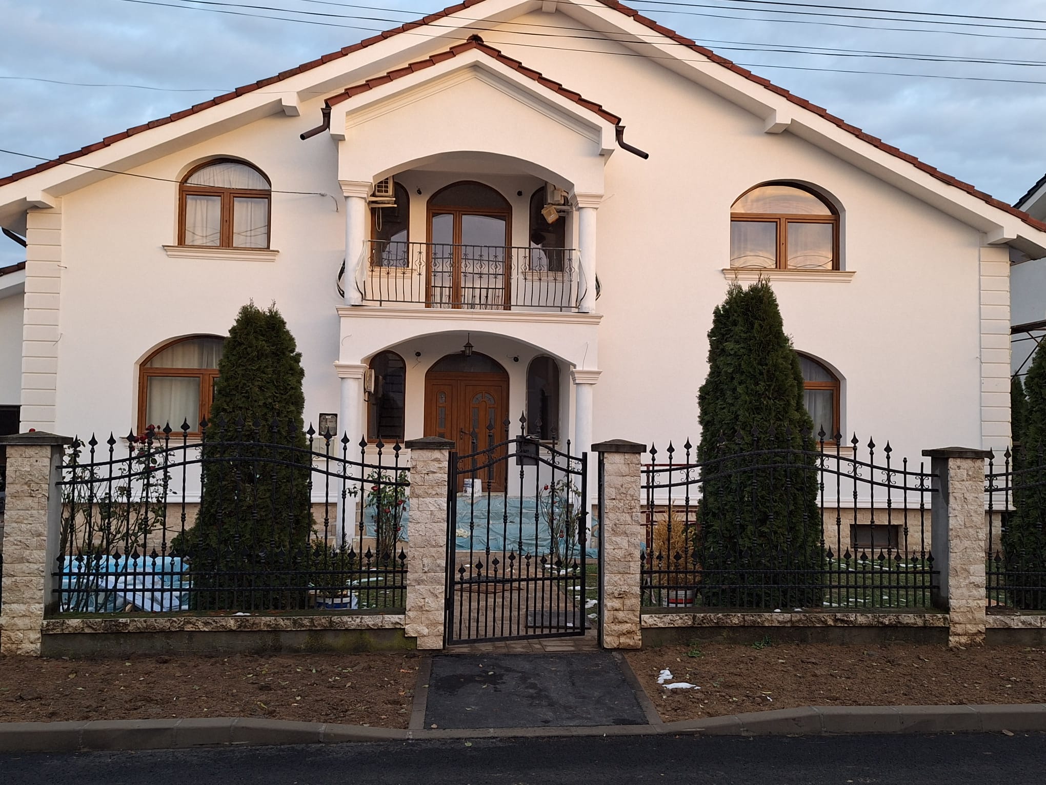 BRASADAS vinde casa individuala 8 cam teren 10 ari Unirii.