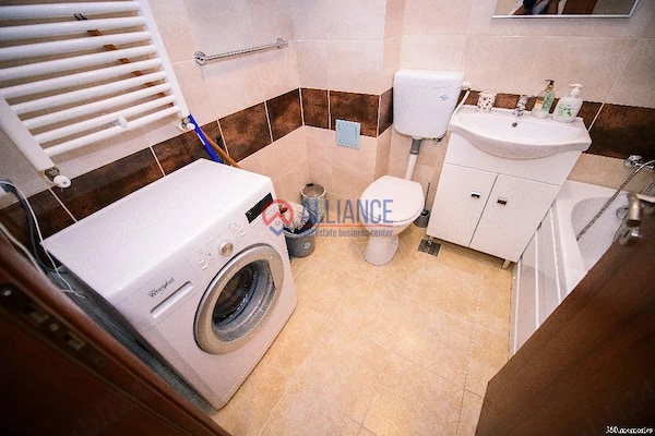 APARTAMENT cu 2 CAMERE Si CURTE PRIVATA - foto 4