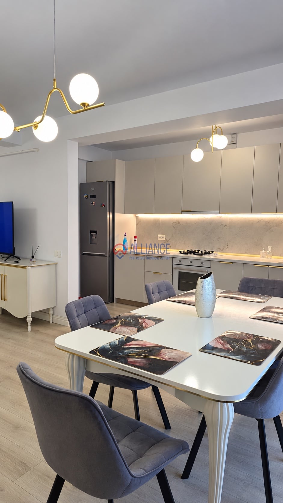 Inchiriez apartament 2 camere + parcare privata Lux - foto 2