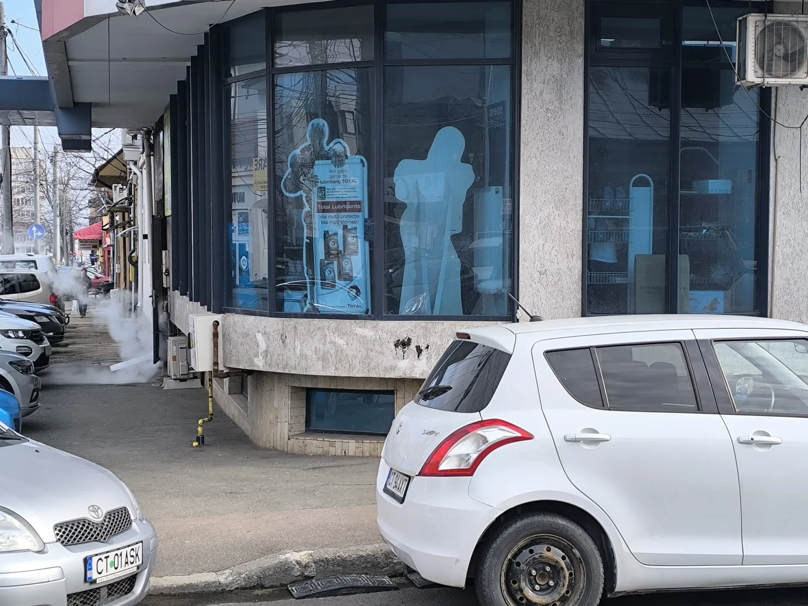 CENTRU ATELIERELOR -Spatiu comercial cu suprafata vitrata mare - foto 19
