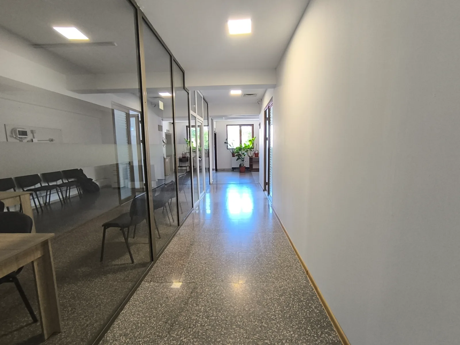 CENTRU TOMIS MALL - Birouri mobilate si cu cheltuieli incluse ! - foto 28