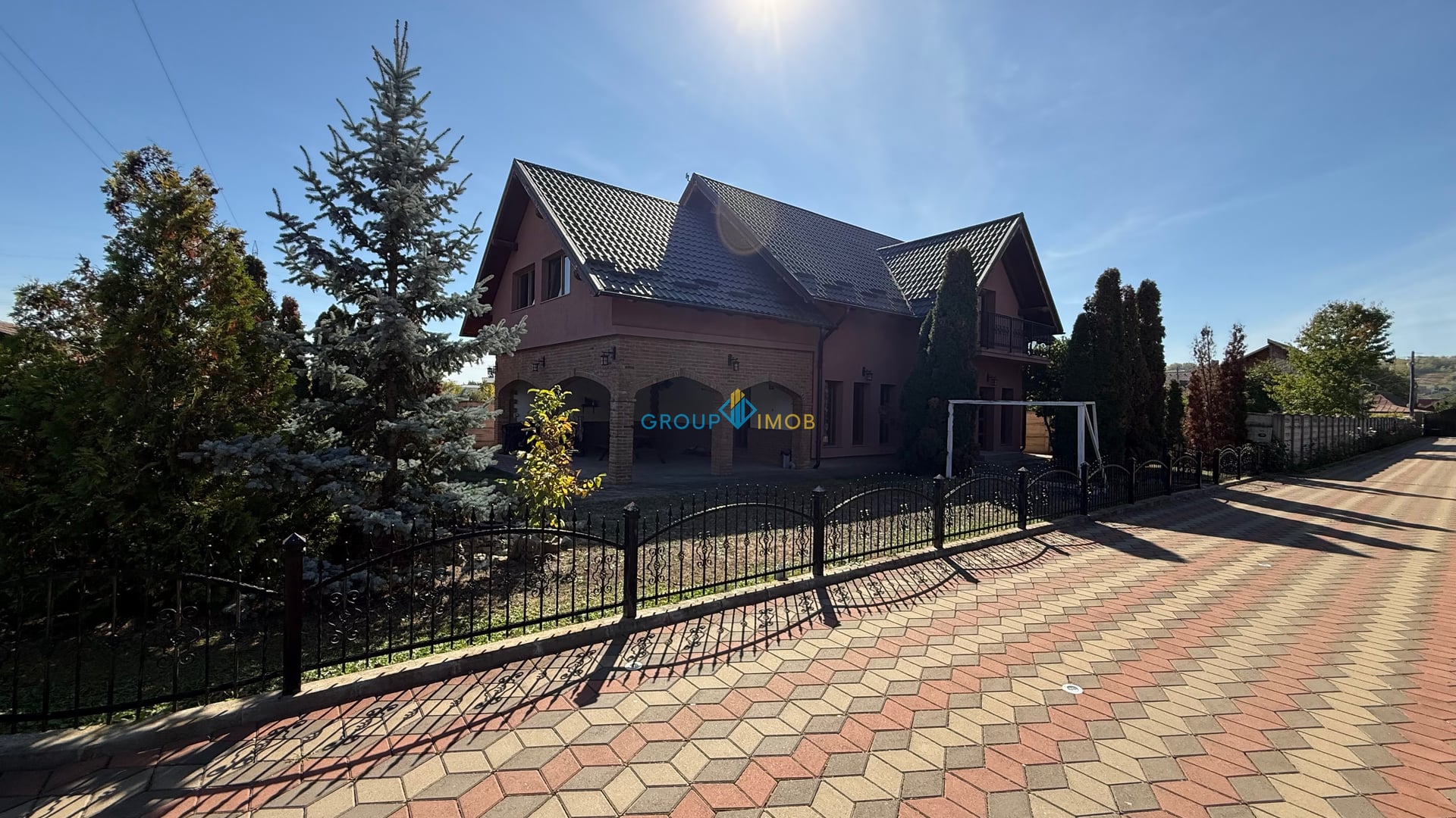CASĂ PREMIUM DE VÂNZARE – STRADA ARCADIE ȘEPTILICI, LA LIMITA CU BACĂUL | MĂRGIN