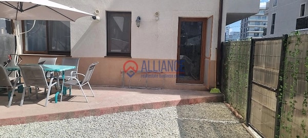 APARTAMENT cu 2 CAMERE Si CURTE PRIVATA - foto 2