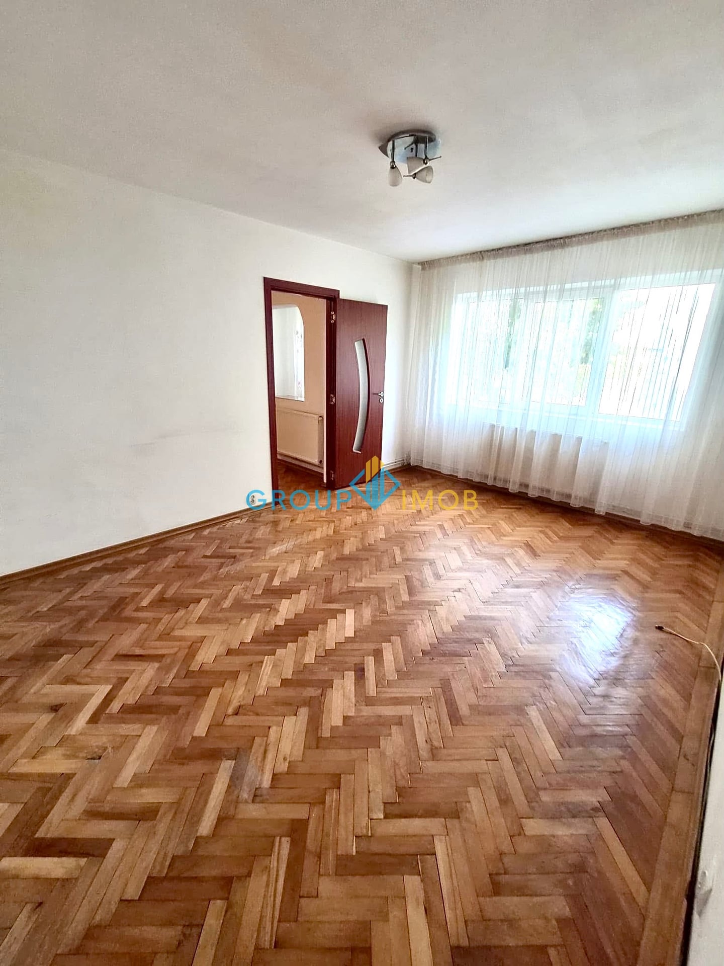 Apartament 3 camere de vânzare – Strada Stadionului, Bacău – Etaj 1 – 53.000 €