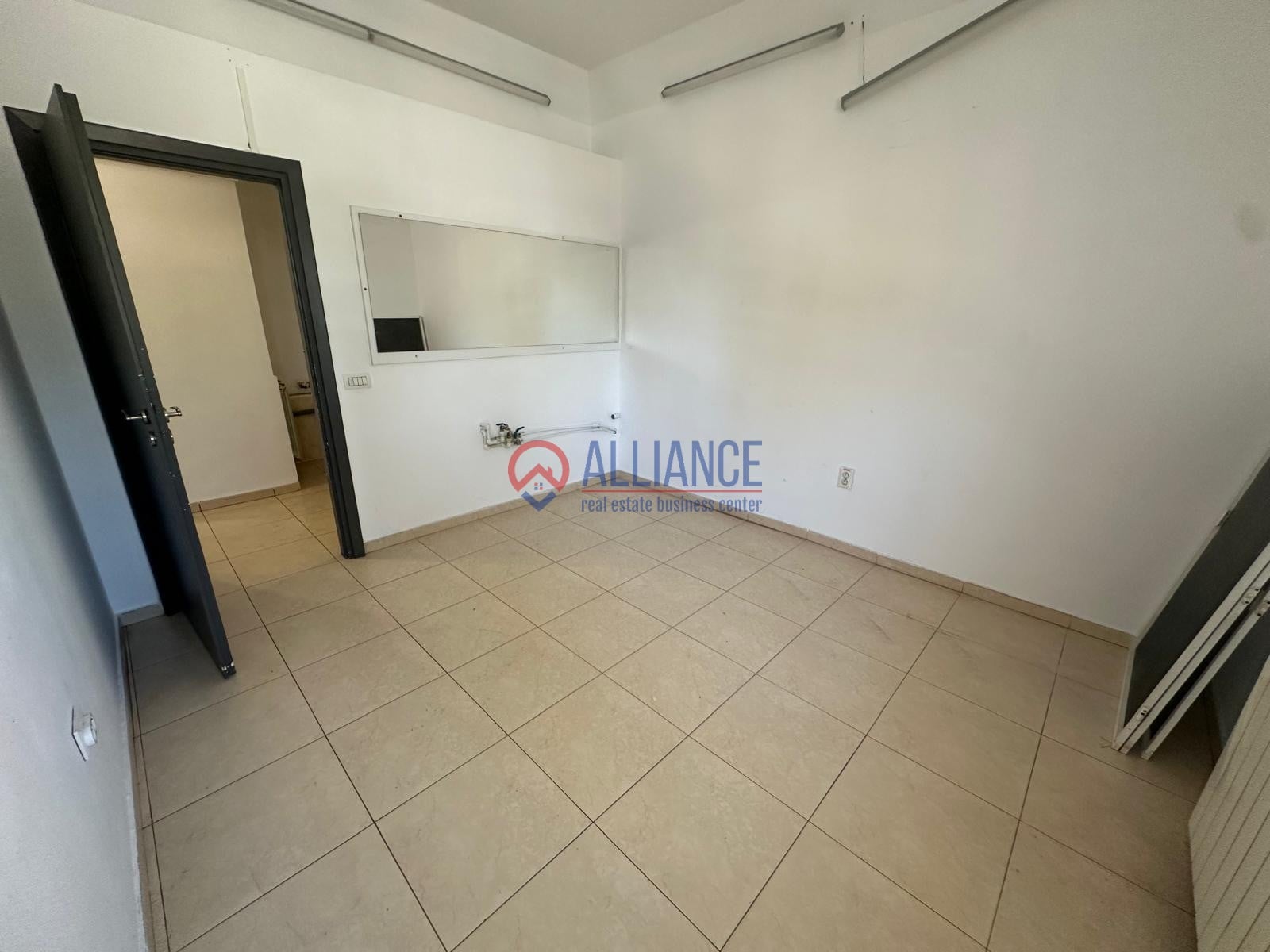 Închiriez spatiu comercial pe Mircea, Stradal, 60 mp - foto 7