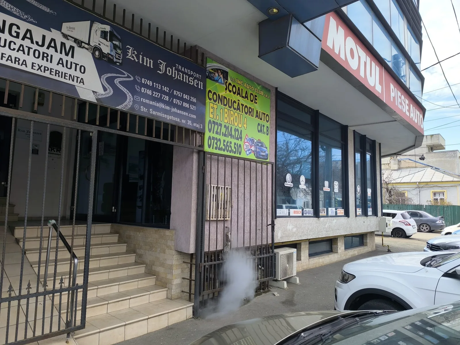 CENTRU ATELIERELOR -Spatiu comercial cu suprafata vitrata mare - foto 3