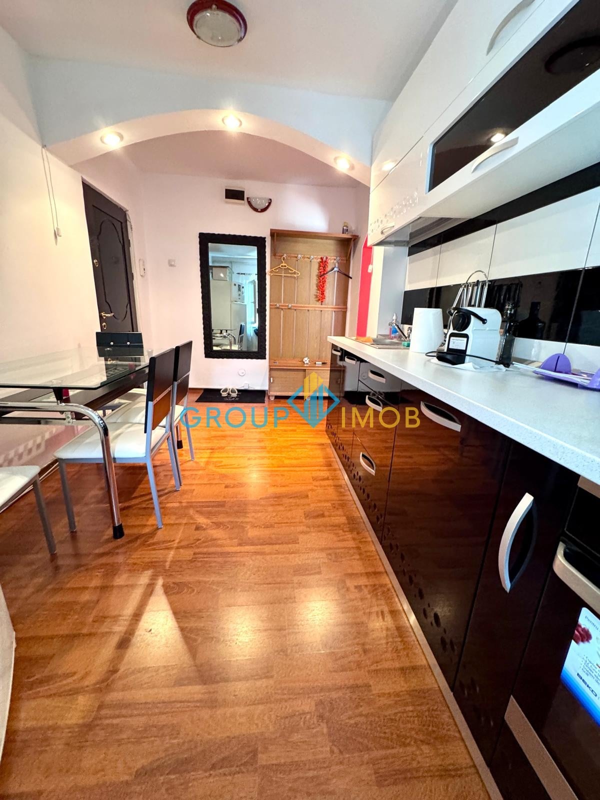 Apartament 2 camere, etaj 2/4, Renovat si mobilat, Nord - Scoala Mihai Dragan