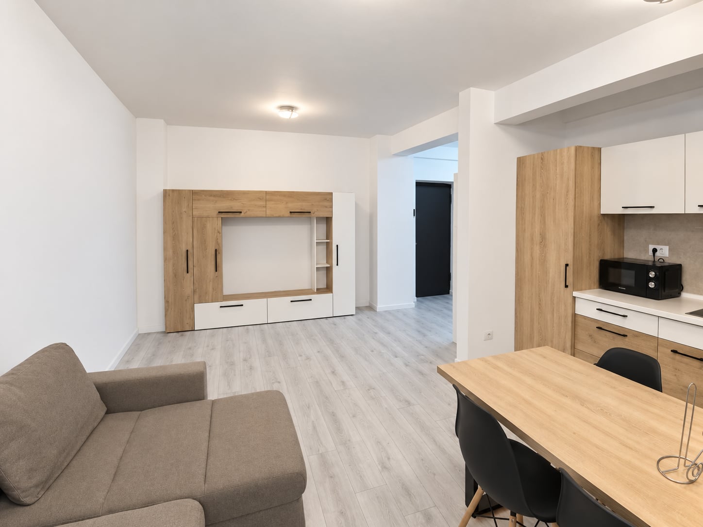 De închiriat apartament cu 2 camere, decomandat, complex Alexanderman, Suceava - Imagine principala