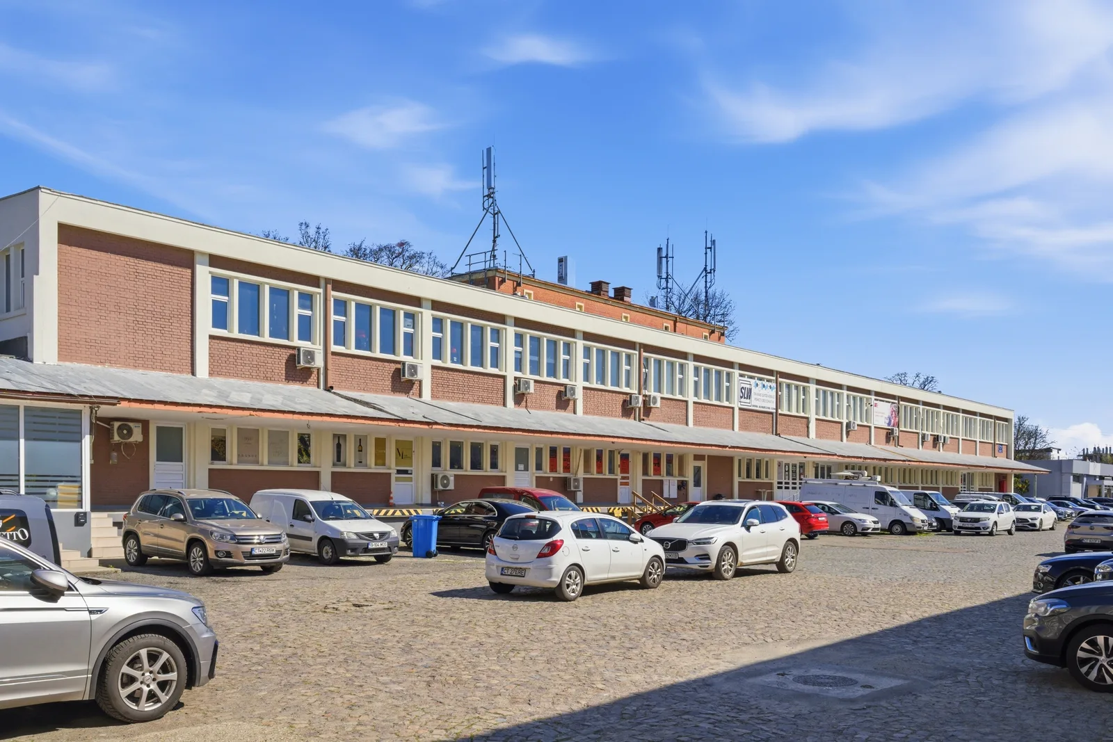FALEZA NORD cladire multifunctionala 4600 mp cu acces din Bdul Mamaia! - foto 25