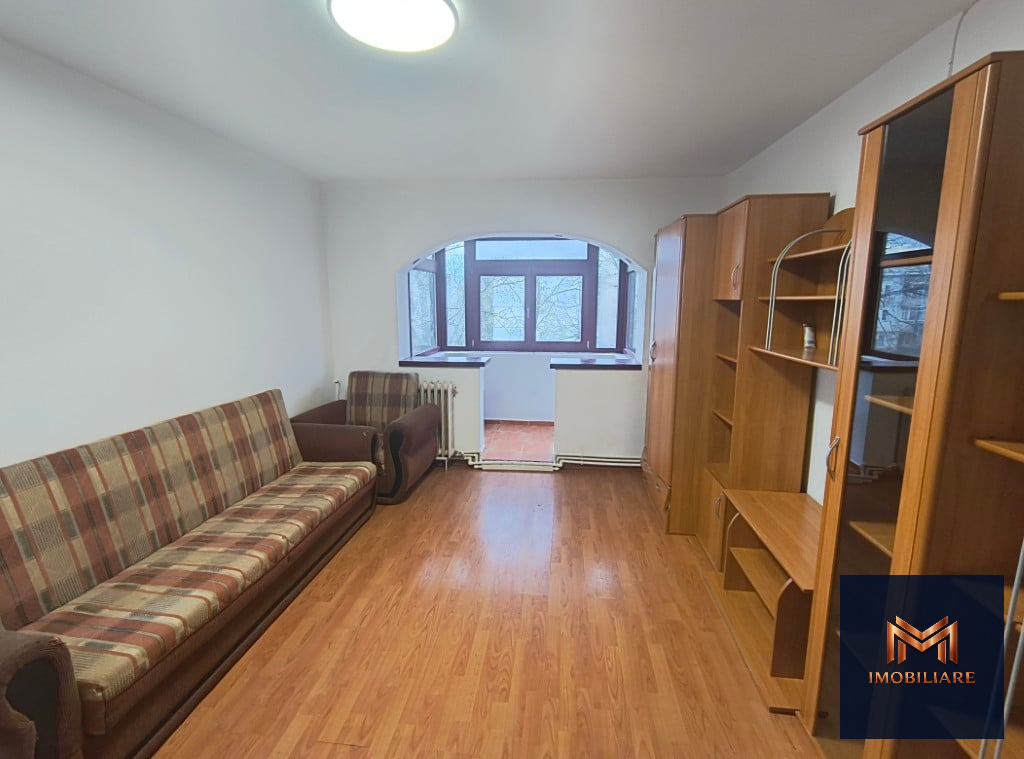 Apartament 2 camere, Zona Primaverii , etaj 4, semidecomandat