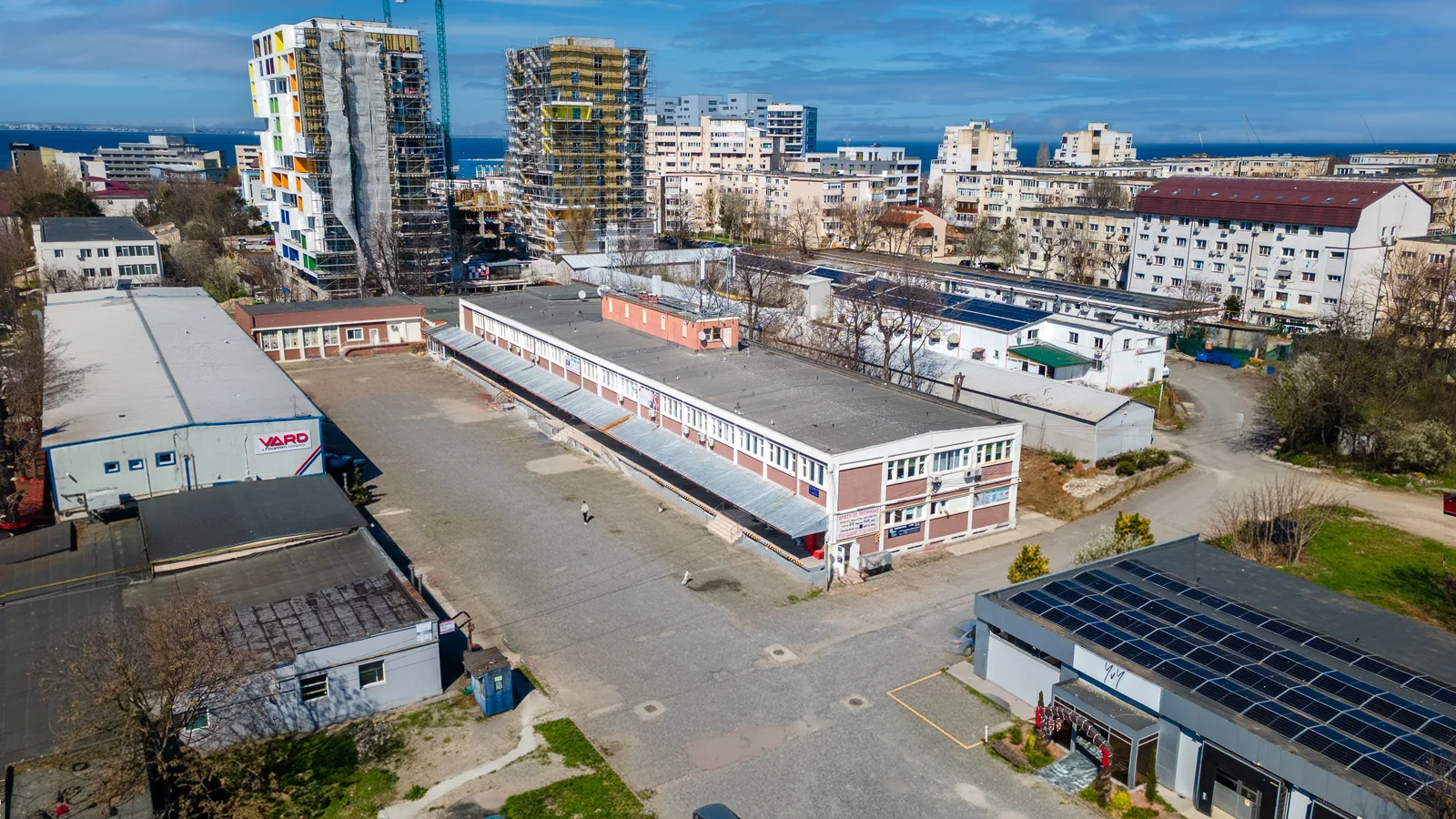 FALEZA NORD cladire multifunctionala 4600 mp cu acces din Bdul Mamaia! - foto 31