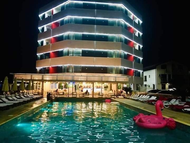 Apartament 2 camere, Central Mamaia sat, etaj 1, decomandat, bloc nou