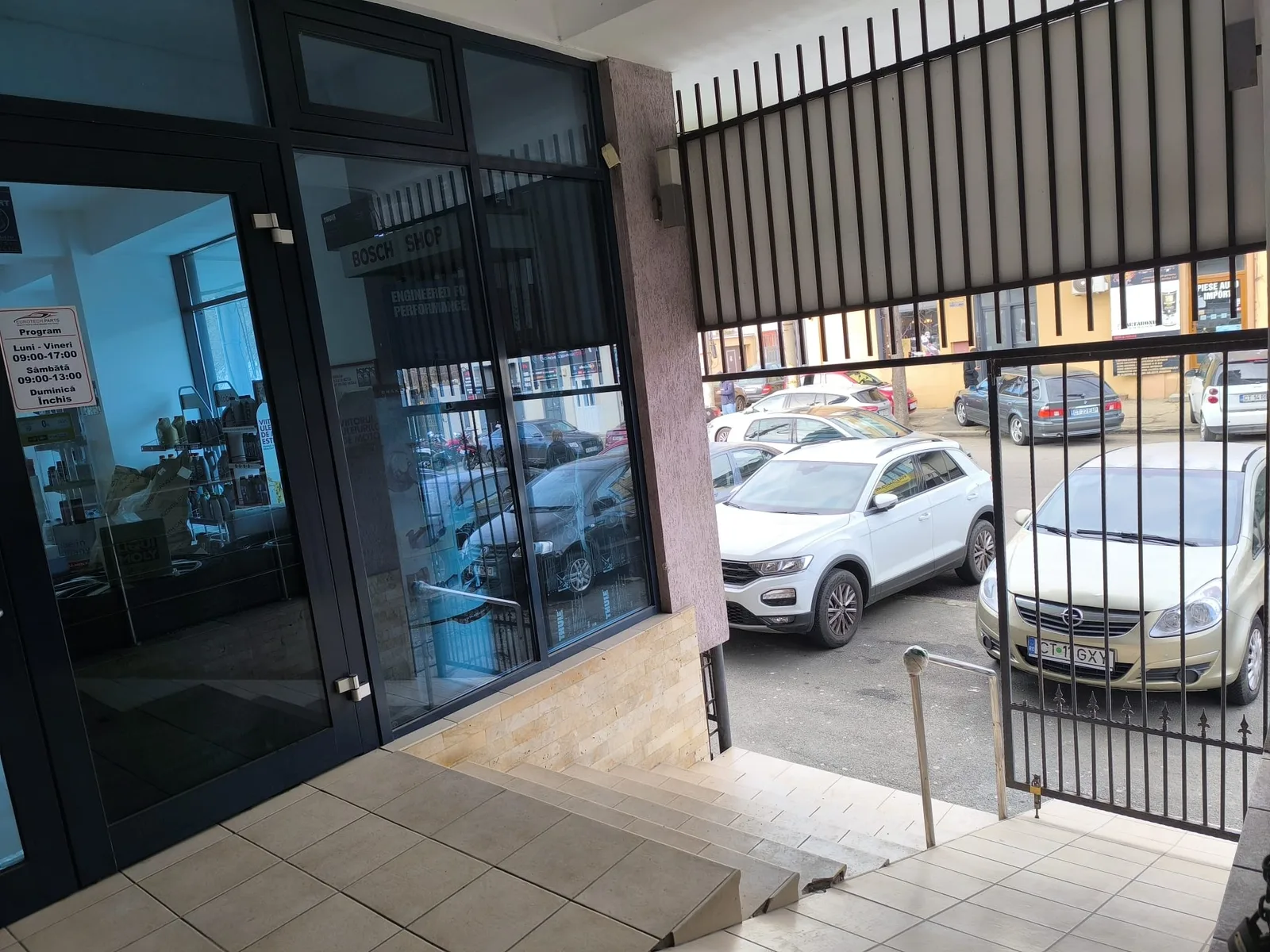CENTRU ATELIERELOR -Spatiu comercial cu suprafata vitrata mare - foto 4