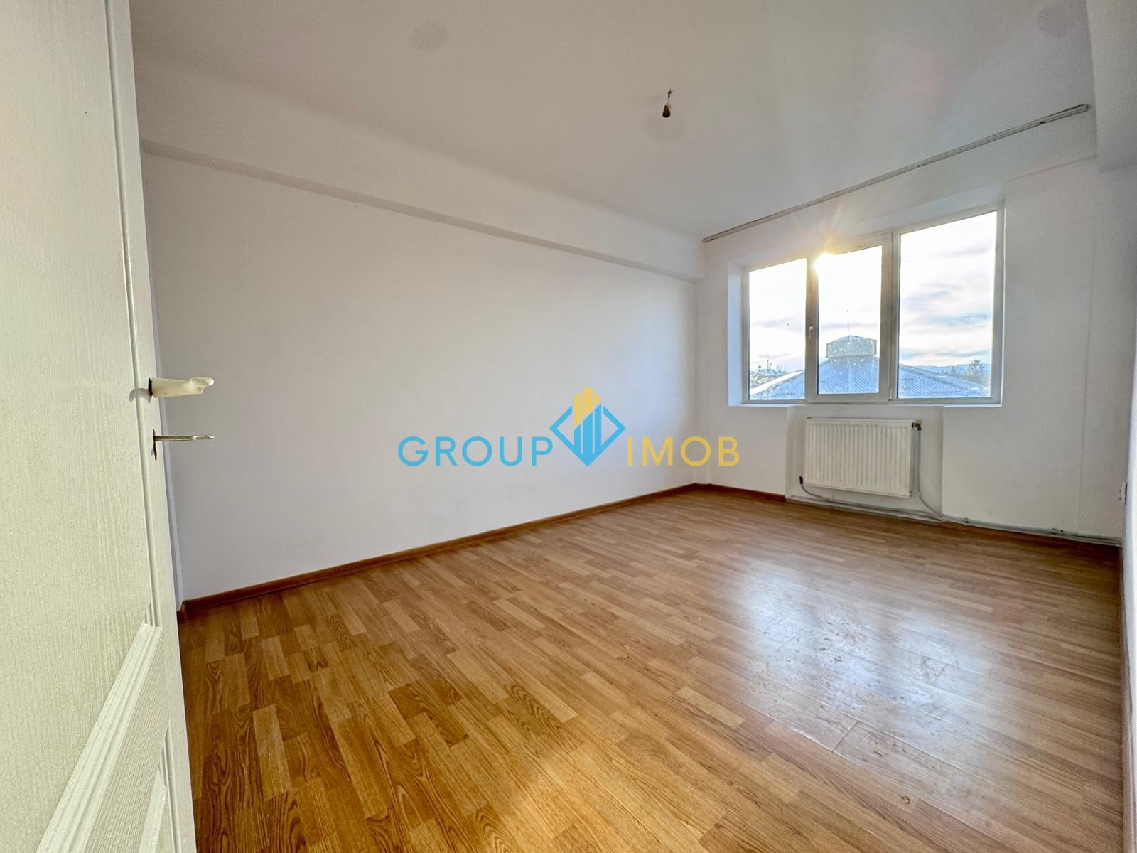 Hotel decebal - Apartament cu 2 camere decomandat, etaj 3 cu centrala proprie