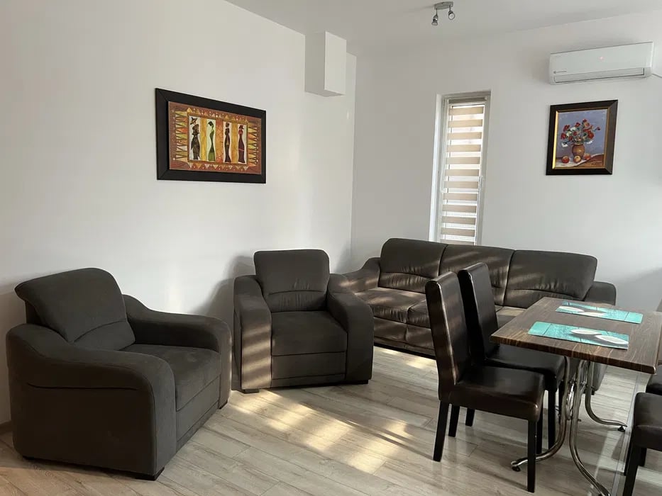 Vilă Duplex de Închiriat – 4 Camere, Curte Privată și Zonă Liniștită în Compozit