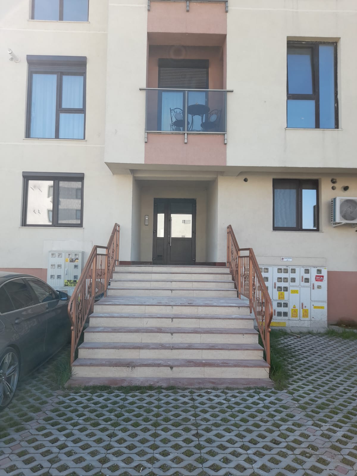 COMPOZITORI (COD 01) Garsoniera la „alb„ cu loc de parcare!